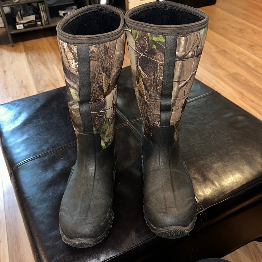 Camo field blazer muck boots only worn a couple times outdoors